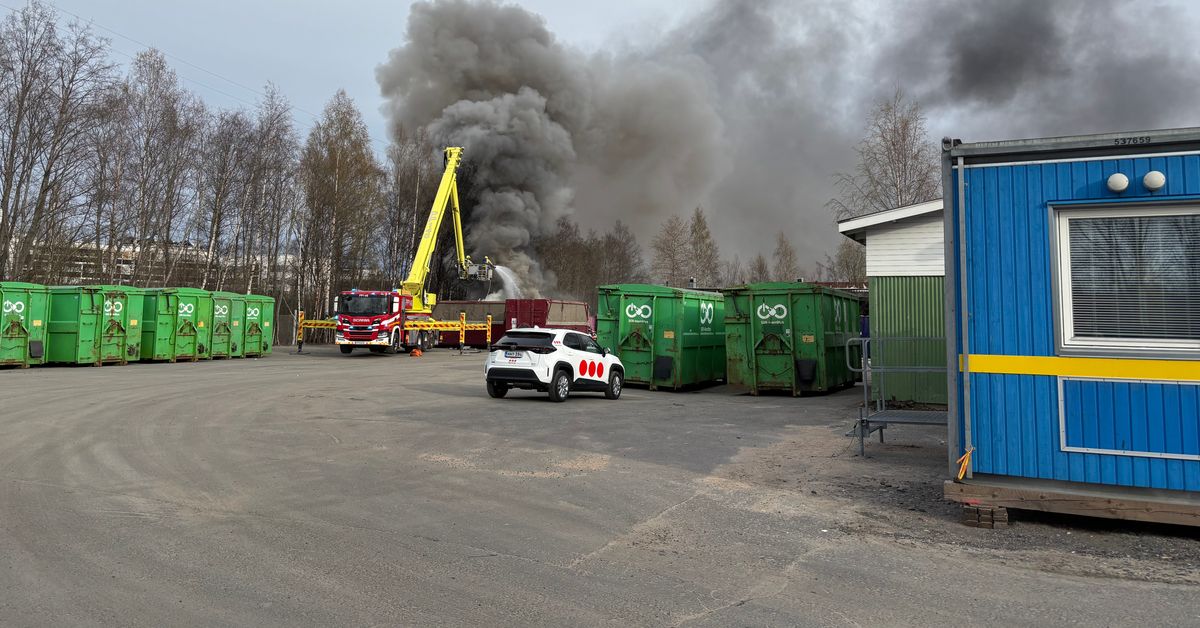 Oulun keskustaan vaaratiedote: Toppilassa jätekierrätyskeskuksessa tulipalo