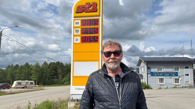 Jari Pohjanrinne seisoo polttoainehintakyltin edessä Karigasniemen st1 -asemalla.