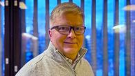 Inarin kunnanjohtaja Tommi Kasurinen katsoo kameraan. 