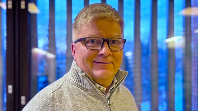 Inarin kunnanjohtaja Tommi Kasurinen katsoo kameraan. 