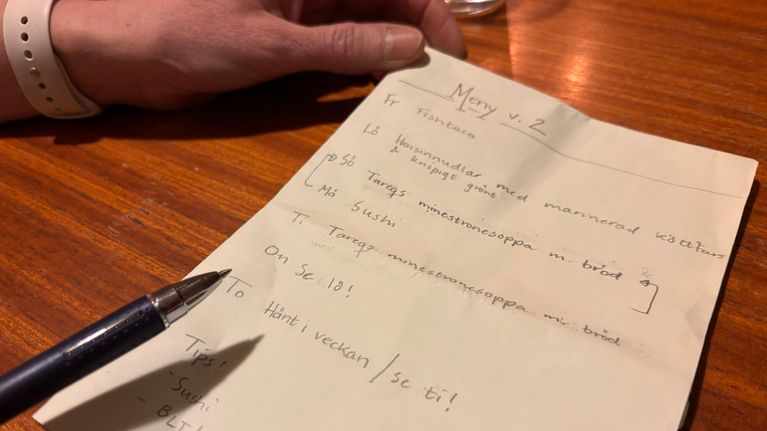 Paperi jossa viikon ruokalista.