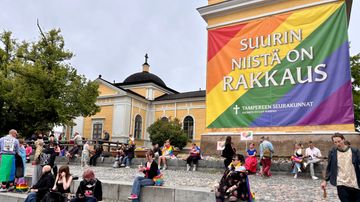 Suurin niistä on rakkaus -juliste Tampereen Vanhan kirkon seinässä.