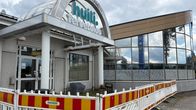 Työmaa-aidalla eristetty Warkauden portin oven edusta ja pihaa. 