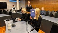 Koulusurman suunnittelusta tuomittu Evita Kolmonen istuu Vaasan hovioikeuden istunnossa. Hänen vieressään on asianajaja. Taustalla näkyy hovioukeuden tuomari.