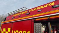 Yleiskuva pelastuslaitoksen ajoneuvosta, kyljessä näkyy laitoksen tunnus.
