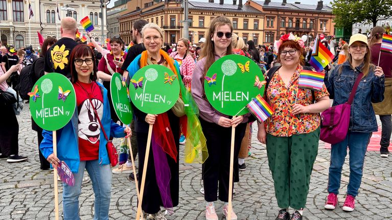 Mielen ry:n työntekijöitä pride-tapahtumassa. Vasemmalla toiminnanjohtaja Virpi Kokko. 