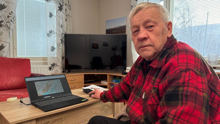 Veikko Porsanger katsoo suoraan kameraan tietokone taustalla.
