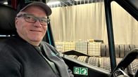 Tapani Kukkola istuu pienoisbussin ratin takana ja katsoo toimittajaa.