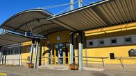Kokkola-Pietarsaaren lentoaseman sisäänkäynti aurinkoisena päivänä.