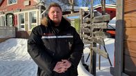 Eemeli Hekkanen katsoo sivuun Nuorgamin lomakeskuksen pihalla kädet ristissä.