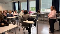 Koulunuorisotyöntekijä Hanna-Kaisa Havukainen ryhmäyttämässä Waltterin koulun seiskaluokkalaisia. 