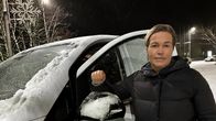 Katri Huhtalaa seisoo autonsa vieressä ja katsoo kameraan.