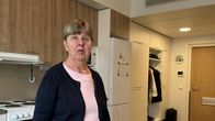 Leena Paavilainen nojaa sohvan selkämykseen uuden kotinsa keskellä.