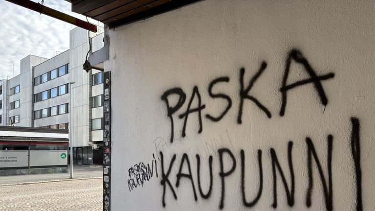 Klotter på en betongvägg.