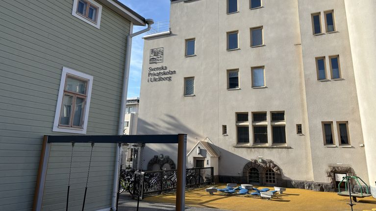 En fasad av ett betonghus.
