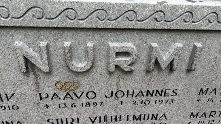 juoksijalegenda-paavo-nurmen-hautakivi-sai-uudet-olympiarenkaat