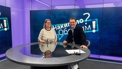 Nainen ja mies tv-studiossa.