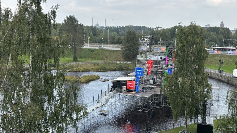 En stor scen under uppbyggnad.