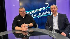 Kaksi miestä istuvat tv-stuodiossa.