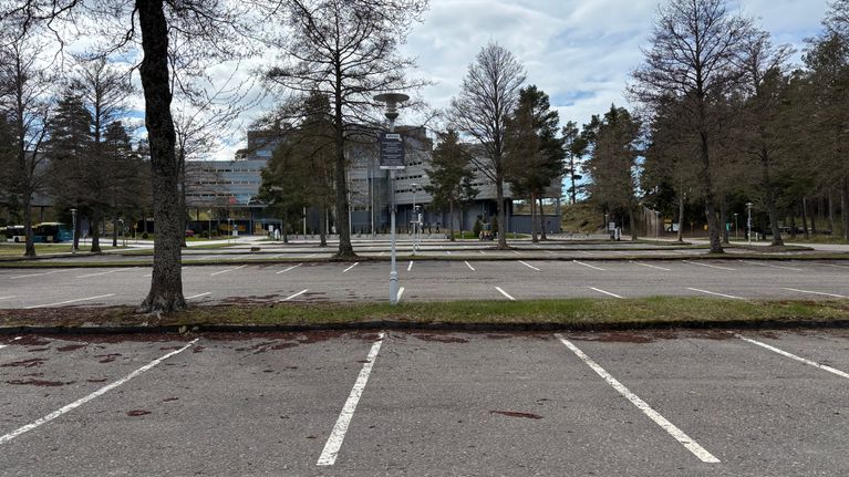 Suljettuna oleva Yyterin kylpylähotelli kauempaa. Tyhjä parkkialue.
