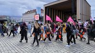 Kuvassa yliopisto-opiskelijat Kuopion torilla avaamassa lukuvuotta.