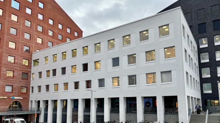 Seinäjoen asemalla sijaitseva hyvinvointialueen perhekeskuksen valkoinen rakennus. 