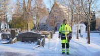 Sirpa Lehtinen, hautaustoimen työnjohtaja Espoon seurakuntayhtymästä seisoo talvipakkasessa kirkon edessä hautausmaalla Espoossa.