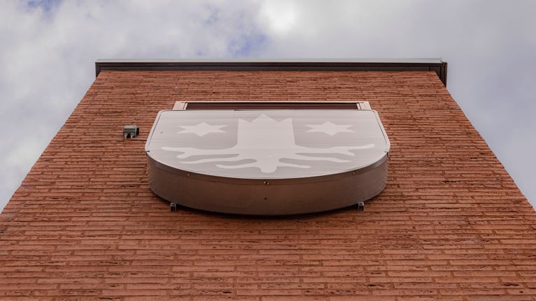 Kemijärven vaakuna kuvattuna taivasta vasten.