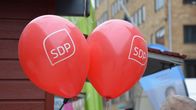 Närbild på SDP:s röda valballonger. 