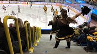 Cheerleaderit kannustavat yleisöä jääkiekko-ottelussa.