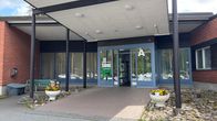 Tunkkarin terveyskeskuksen pääliukuovi on vähän auki.