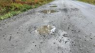Heikkokuntoinen soratiet vaikeuttavat kylillä asumista.