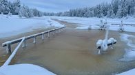 Hyydepadon nostama jää kalanviljelylaitoksella Taivalkoskella. 