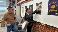 Teatterin taiteellinen johtaja ja teatterin toiminnanjohtaja katsovat esitysten julisteita.
