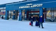 Charter-lentomatkailijoita Kuusamon lentoasemalla.