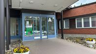 Tunkkarin terveyskeskuksen pääovi kesällä.