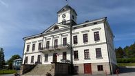 Kristiinankaupungin valkoinen raatihuoneen rakennus.