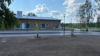 Puulla verhoillun päiväkoti Männyntaimen pihalla on uusi asvaltti ja multakenttä, johon on kylvetty ruohoa.
