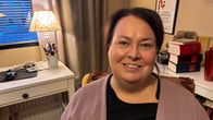 Tiina Vitka istuu nojatuolissa ja hymyilee.