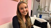 Nuori nainen, Amelia Ruotsala istuu sohvalla.