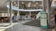 Kokkolan kaupunginkirjaston aula on avara.