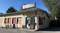 Asiakas kävelee sisään K-Market-myymälään.