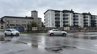Autot ajavat Atomon korttelin ohitse sateisena päivänä.