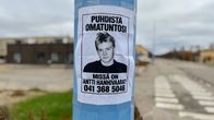 Lappu tolpassa, jossa on puhelinnumero ja teksti "Puhdista omatuntosi, missä on Antti Hanhivaara?".