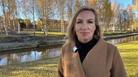 Nainen seisoo syksyllä Suntin rannalla. Ilme on totinen. 