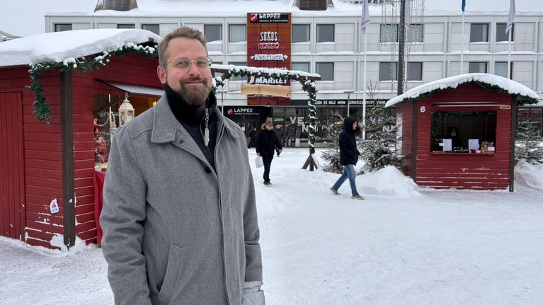 Tapahtumatuottaja Karri Heino seisoo Lappeenrannan joulutorin sisäänkäynnin vieressä. 