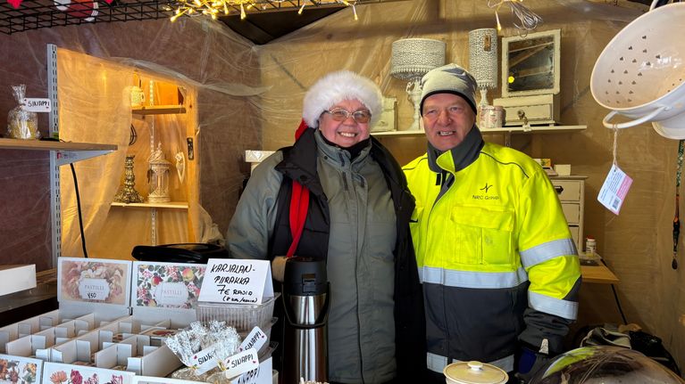 Heli ja Kimmo Nippala hymyilevät joulutorikojussaan.