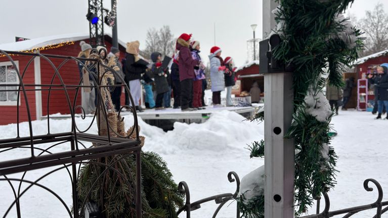 Kimpisen kuoro laulaa joulutorin lavalla. 