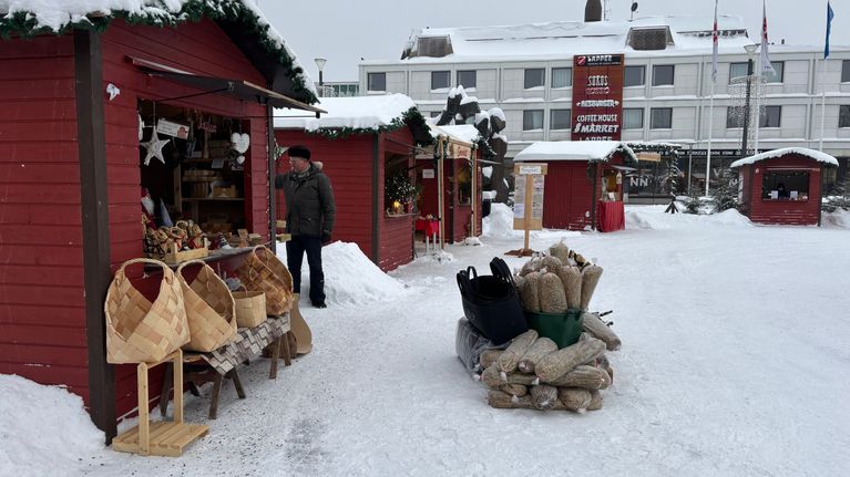 Joulutorilla on punaisia pieniä kojuja, jossa myydään esimerkiksi käsitöitä ja herkkuja.