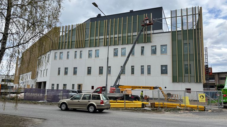 Kuvassa rakennetaan suurta rakennusta. Siihen tulee Kokkolan sote-keskus.